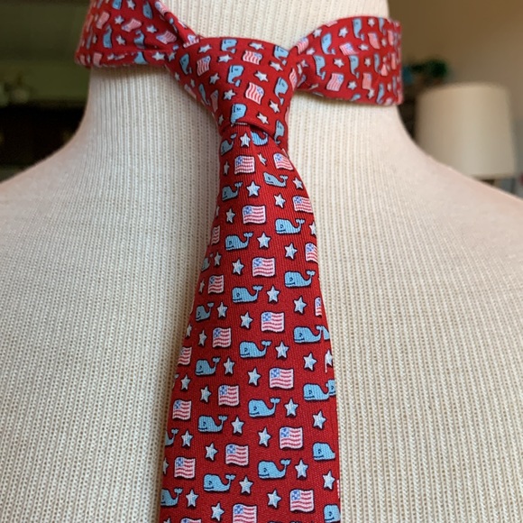 BNWT VINEYARD VINES FLAGS WHALES AND STARS RED SILK TWILL NECKTIE - Picture 2 of 12